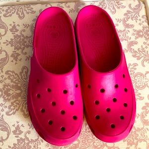 Hot pink Women’s size 8 crocs